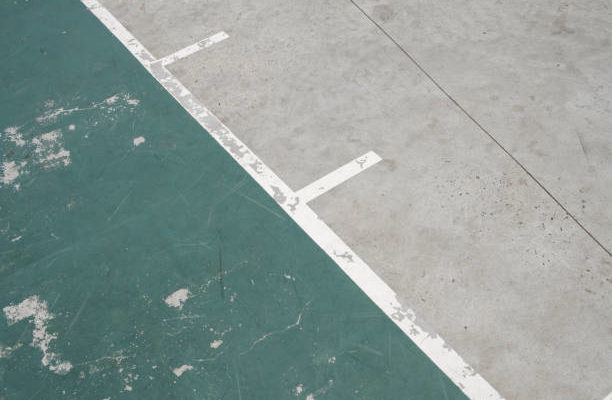 Construction d'un court de tennis en béton poreux à Toulon