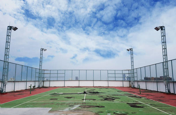 Construction d'un court de tennis à Toulon