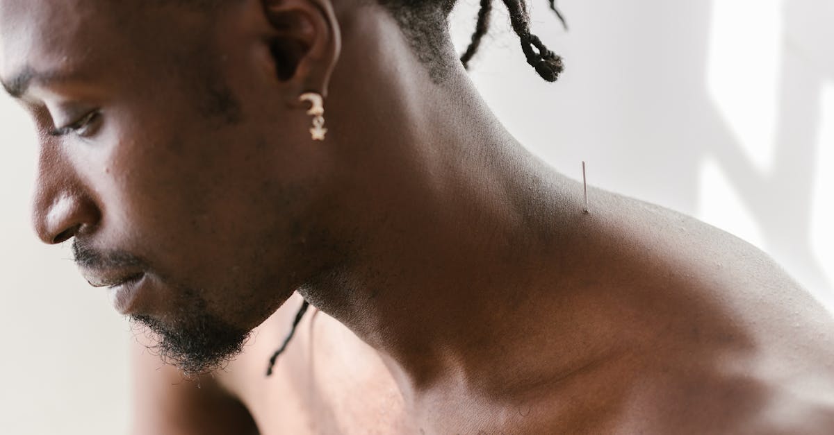 découvrez l'acupression, une technique douce et efficace pour soulager le stress, la douleur et améliorer votre bien-être global. explorez les bienfaits de cette méthode millénaire qui stimule les points d'énergie du corps et favorise la relaxation.