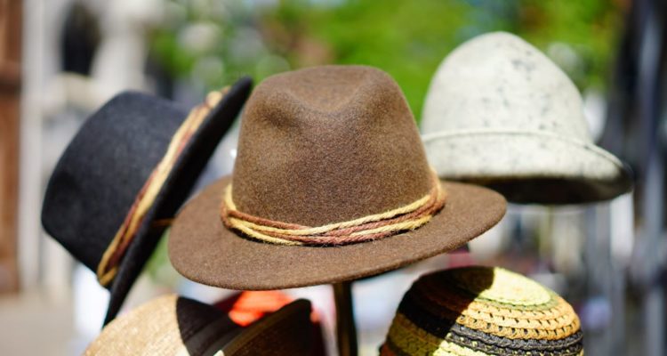 découvrez notre collection de chapeaux tendance pour toutes les occasions. que ce soit pour l'été, l'hiver ou une sortie décontractée, trouvez le chapeau qui vous complétera parfaitement. style, confort et qualité au rendez-vous !