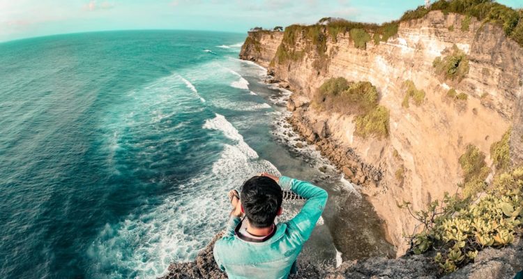 découvrez bali, l’île paradisiaque d’indonésie célèbre pour ses plages sublimes, ses rizières verdoyantes, sa culture unique et ses temples majestueux. préparez votre voyage et vivez une expérience inoubliable à bali !