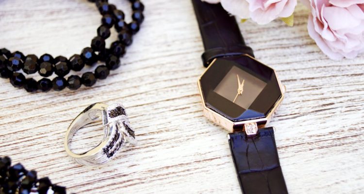 découvrez notre collection d'accessoires tendance pour compléter votre style : sacs, bijoux, ceintures, chapeaux et plus encore. des nouveautés chaque semaine, pour tous les goûts et tous les budgets.